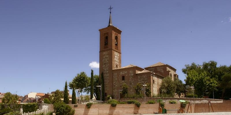 Jesús González Alemany administra el sacramento de la Confirmación en San Miguel Arcángel de Las Rozas