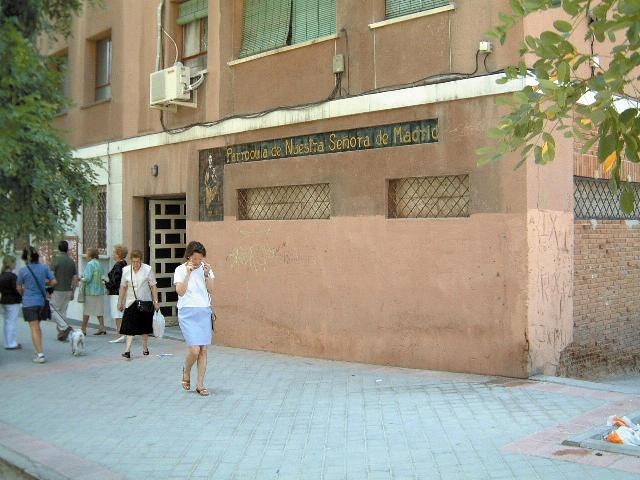 Mons. Martínez Camino confirma a una veintena de jóvenes en Nuestra Señora de Madrid