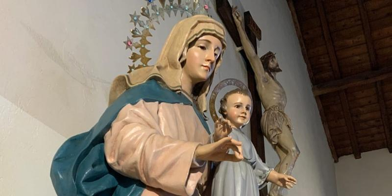Misa y procesión en honor a la Virgen del Rosario en las fiestas de verano de Robledillo de la Jara