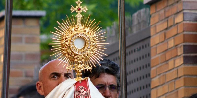 Misa y procesión en Nuestra Señora del Carmen de Pozuelo en la solemnidad del Corpus Christi