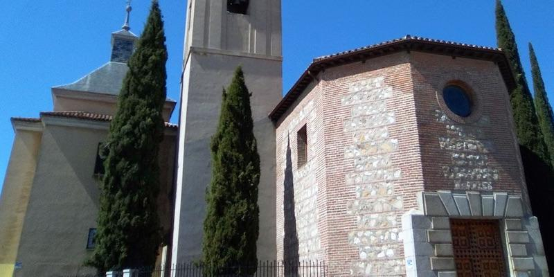 El padre Ángel Camino Lamelas presenta al nuevo párroco de San Miguel Arcángel de Fuencarral