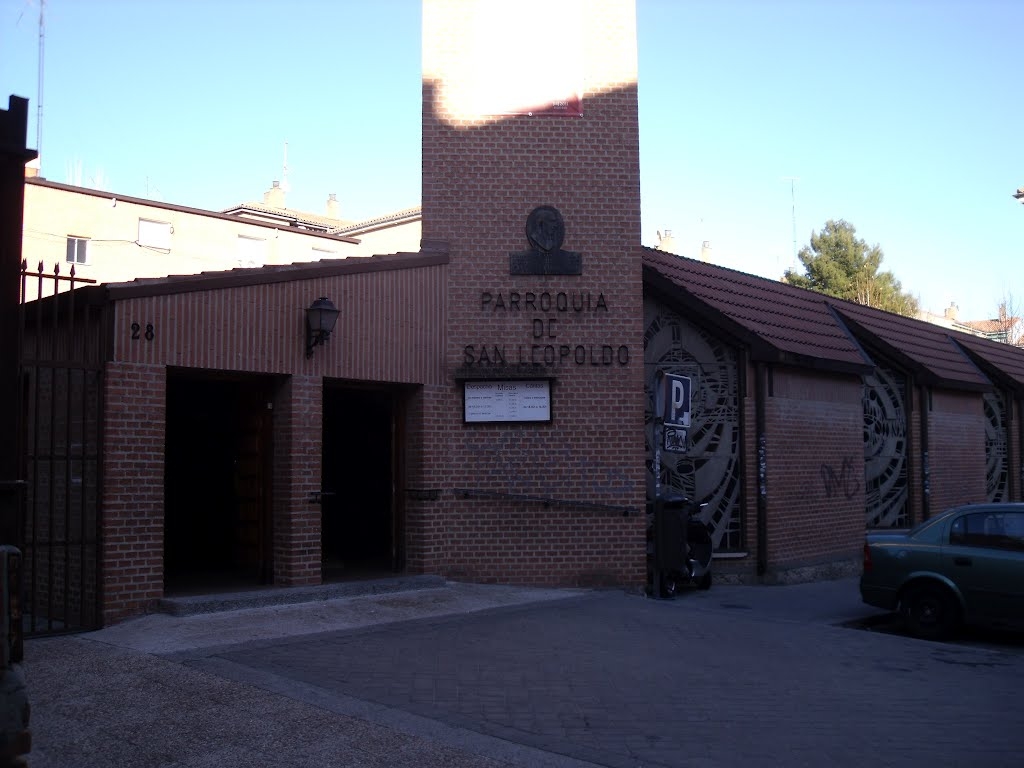 Un grupo de jóvenes y adultos reciben este sábado el sacramento de la Confirmación de manos del arzobispo en la iglesia de san Leopoldo