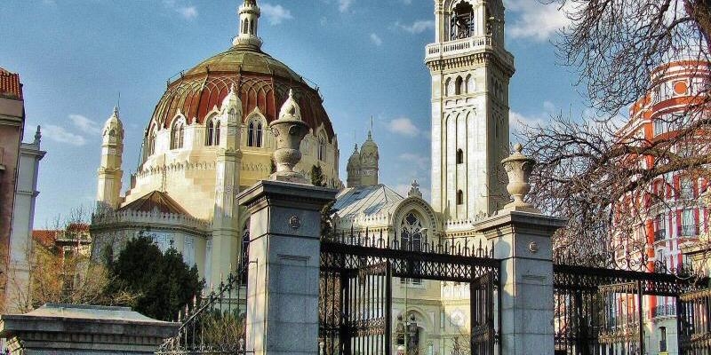 José Luis Díaz Lorenzo presenta al párroco de San Manuel y San Benito