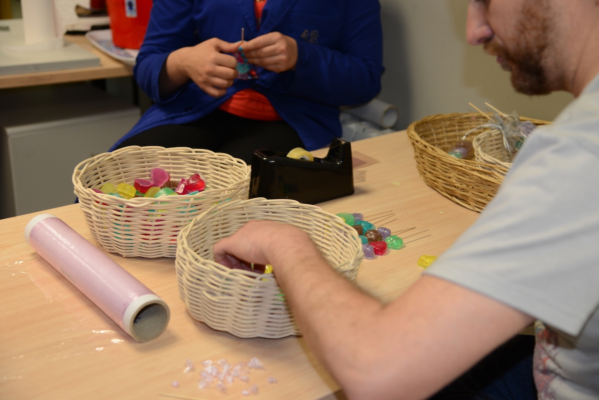 Jóvenes suizos que se están preparando para la Confirmación se acercan a conocer la labor de dos proyectos de Cáritas Madrid