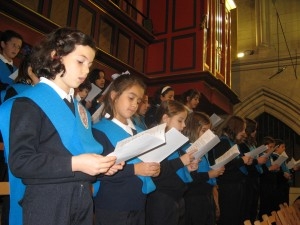 La Escolanía 'Virgen de la Almudena' canta en la catedral