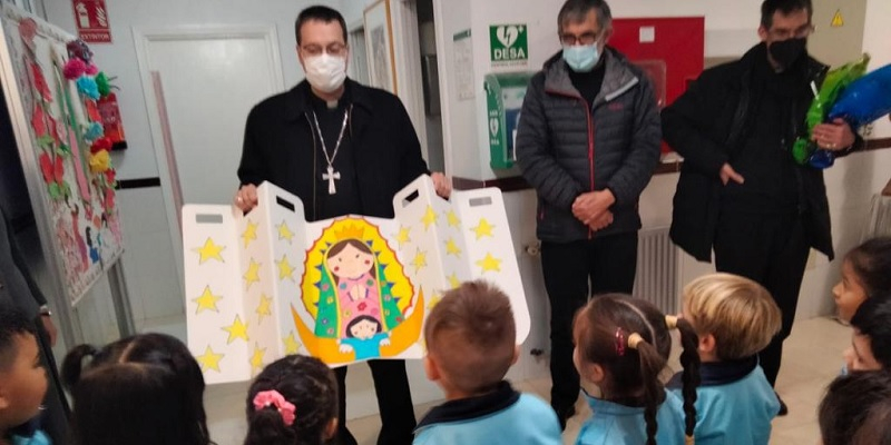 Niños de Moratalaz muestran a monseñor Vidal su cariño a la Virgen