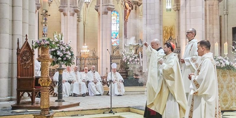 El cardenal José Cobo preside la celebración del Domingo de Resurrección en la catedral de la Almudena
