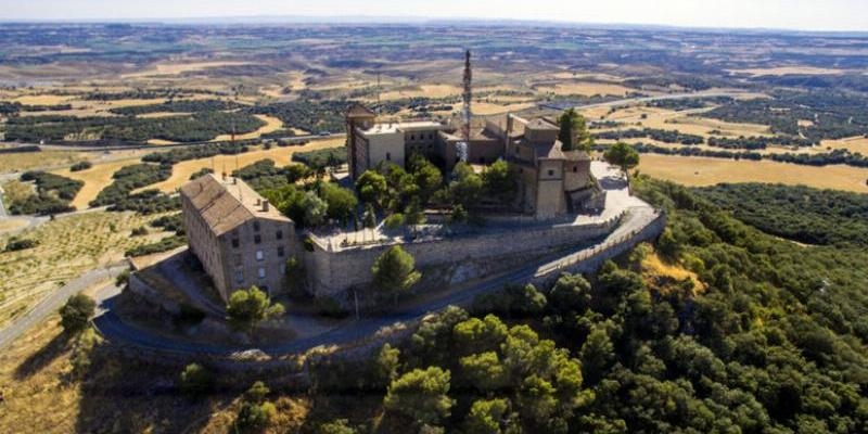 Jóvenes de Santa Catalina Mártir de Majadahonda participan en un campo de trabajo en el monasterio de Pueyo