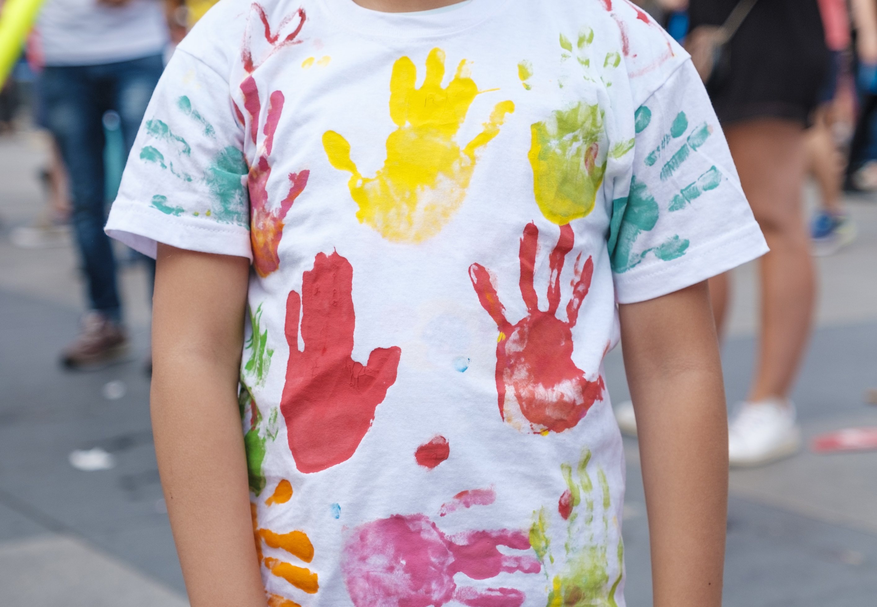 El centro de personas sin hogar de Cáritas Madrid organiza un taller de pintura en camisetas