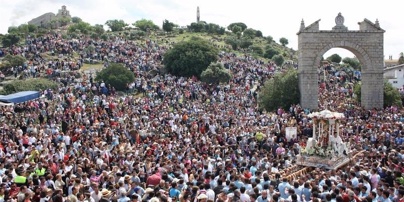 El cardenal Cobo participa en Andújar en la romería en honor a la Virgen de la Cabeza