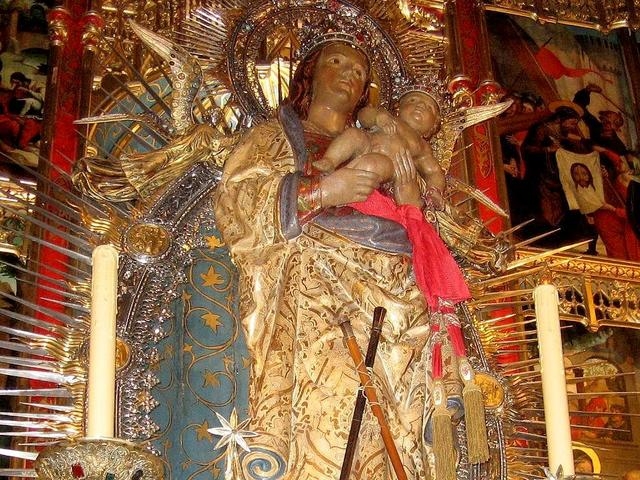 La Corte de Honor de Santa María la Real de la Almudena celebra su Misa mensual en la catedral