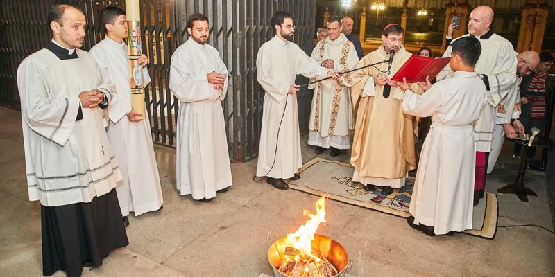 El cardenal Cobo preside la solemne celebración de la Vigilia Pascual en la catedral de la Almudena