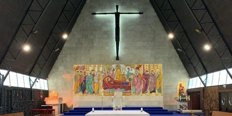 El vicario episcopal de la I administra el sacramento de la Confirmación en Nuestra Señora del Tránsito de Canillas