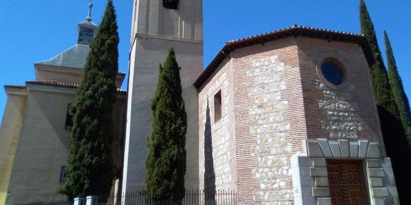 El padre Ángel Camino imparte el sacramento de la Confirmación en San Miguel Arcángel de Fuencarral