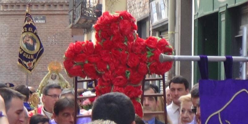 Los niños de la hermandad de Jesús el Pobre celebran la Cruz de mayo
