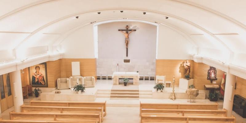 El padre Ángel Camino administra este sábado el sacramento de la Confirmación en San Germán de Constantinopla