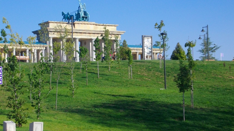 Visita en familia del centro 'Santa María del Parral' al parque Europa