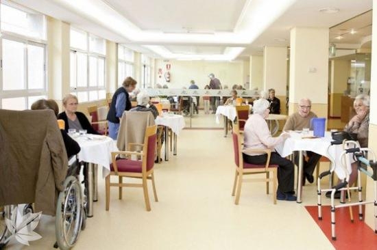 El cardenal Osoro visita la residencia de ancianos Santa Maravillas