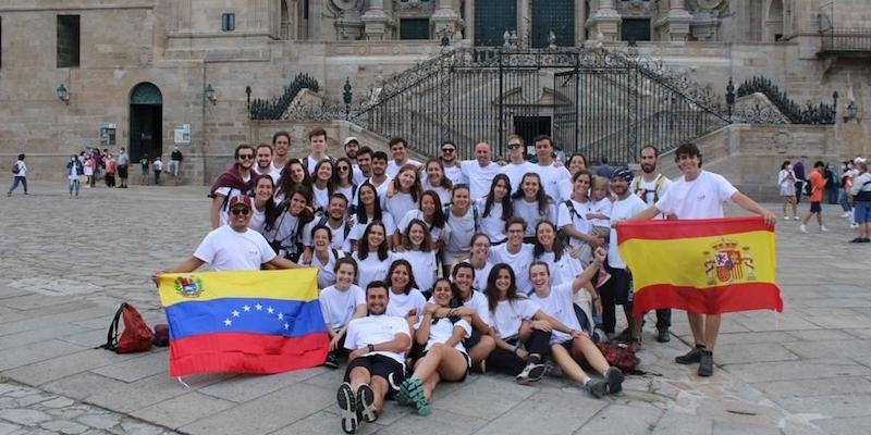 Jóvenes de Nuestra Señora del Carmen de Pozuelo comienzan en Latrille su peregrinación a Santiago de Compostela