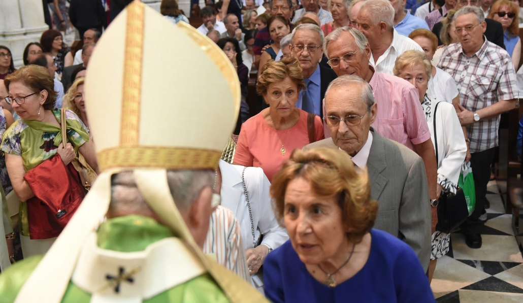El cardenal Osoro a los abuelos de Madrid: «En el Hogar de Nazaret también estaban muy presentes Joaquín y Ana»