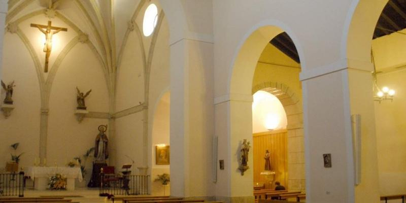 Juan Carlos Vera administra el sacramento de la Confirmación a un grupo de adolescentes en San Agustín del Guadalix