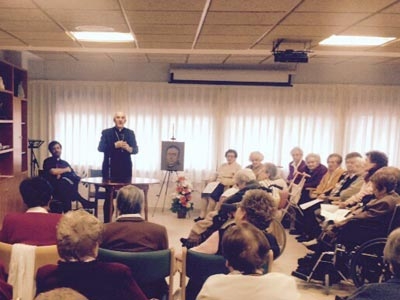 Mons. Carlos Osoro visita la Residencia Josefa Segovia de la Institución Teresiana