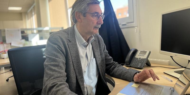 Carlos González, voluntario del Servicio de Empleo de Cáritas Diocesana de Madrid: «Aquí, todo el que llega es atendido»