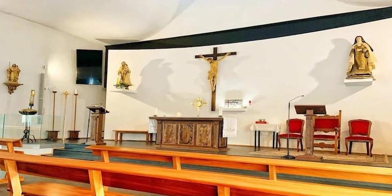 Gabriel Benedicto administra el sacramento de la Confirmación en Santa Maravillas de Jesús