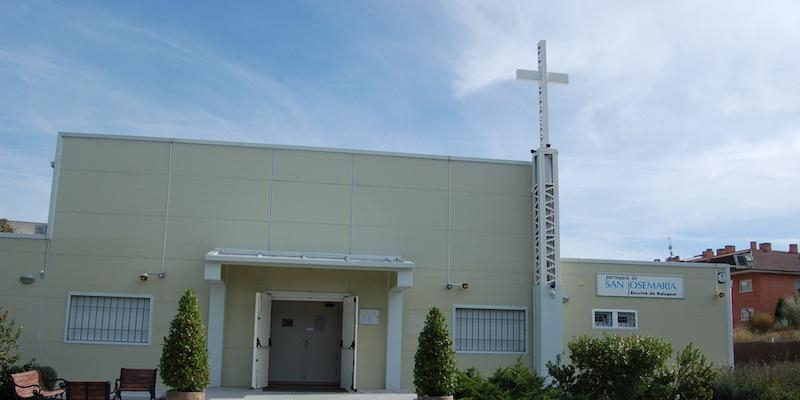 Un grupo de jóvenes reciben este sábado el sacramento de la Confirmación en San Josemaría Escrivá de Balaguer de Aravaca