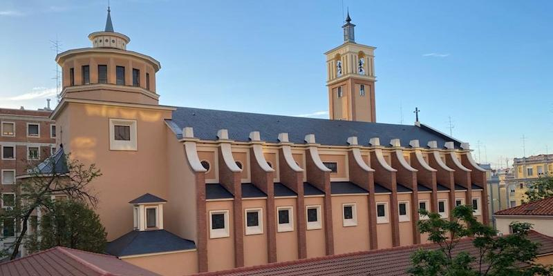 Juan Pedro Gutiérrez administra el sacramento de la Confirmación en Beata María Ana de Jesús