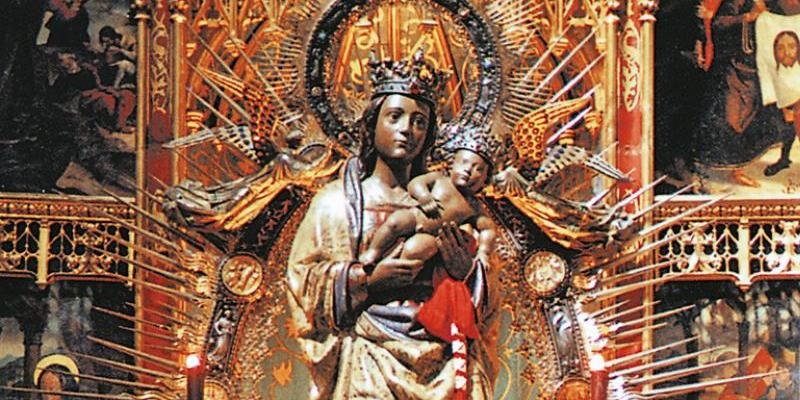 El arzobispo de Alepo realiza una ofrenda floral a la Virgen de la Almudena