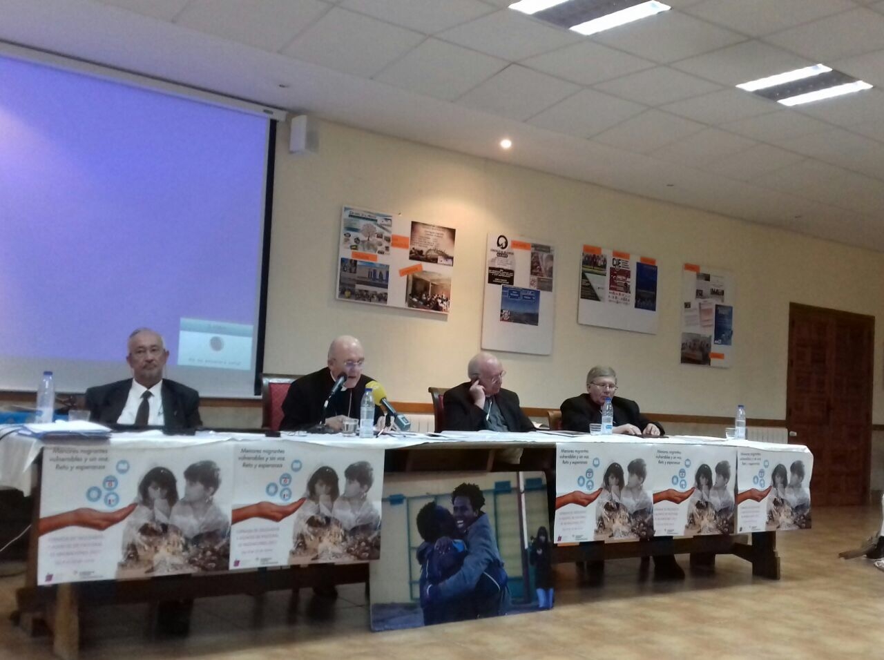 El cardenal Osoro reclama alternativas dignas a los CIE