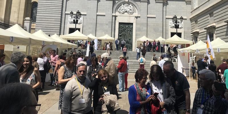 Monseñor Santos Montoya presidió la vigilia de Pentecostés en la catedral de la Almudena