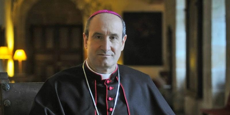 El obispo auxiliar de Santiago de Compostela inaugura el primer ciclo de conferencias en España sobre la última exhortación del papa