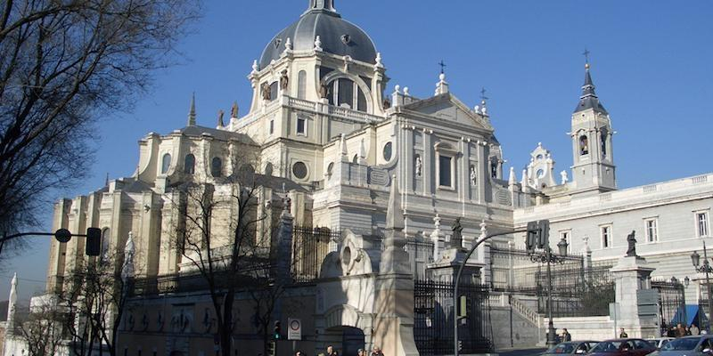 El cardenal Osoro preside en la catedral una Misa funeral por los obispos de la diócesis fallecidos
