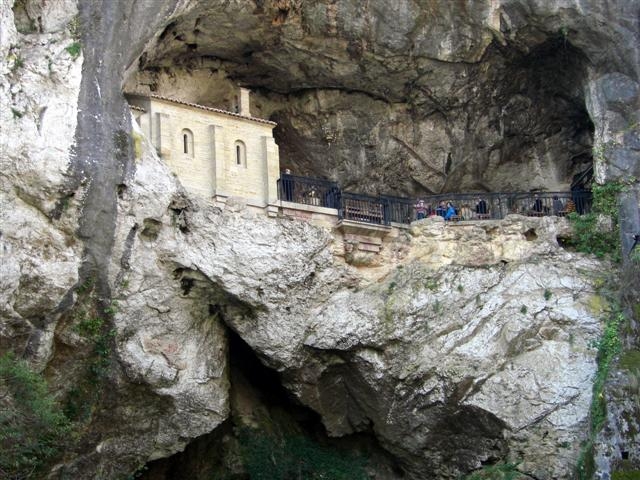 El rector de San Dámaso inaugura en Covadonga un curso de verano sobre 'Las raíces cristianas de Europa'