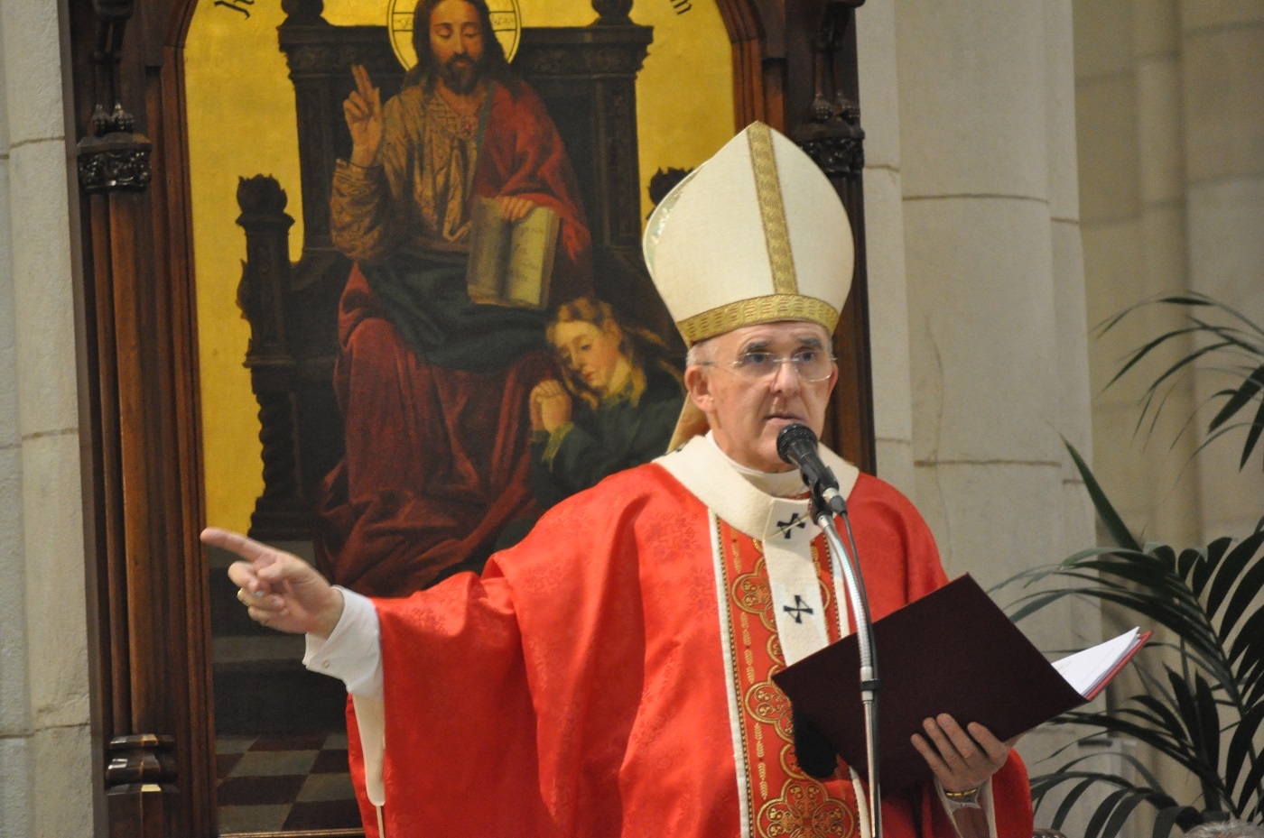 Cardenal Osoro, en la vigilia de Pentecostés: «El Señor quiere una Iglesia que no vive para sí misma»