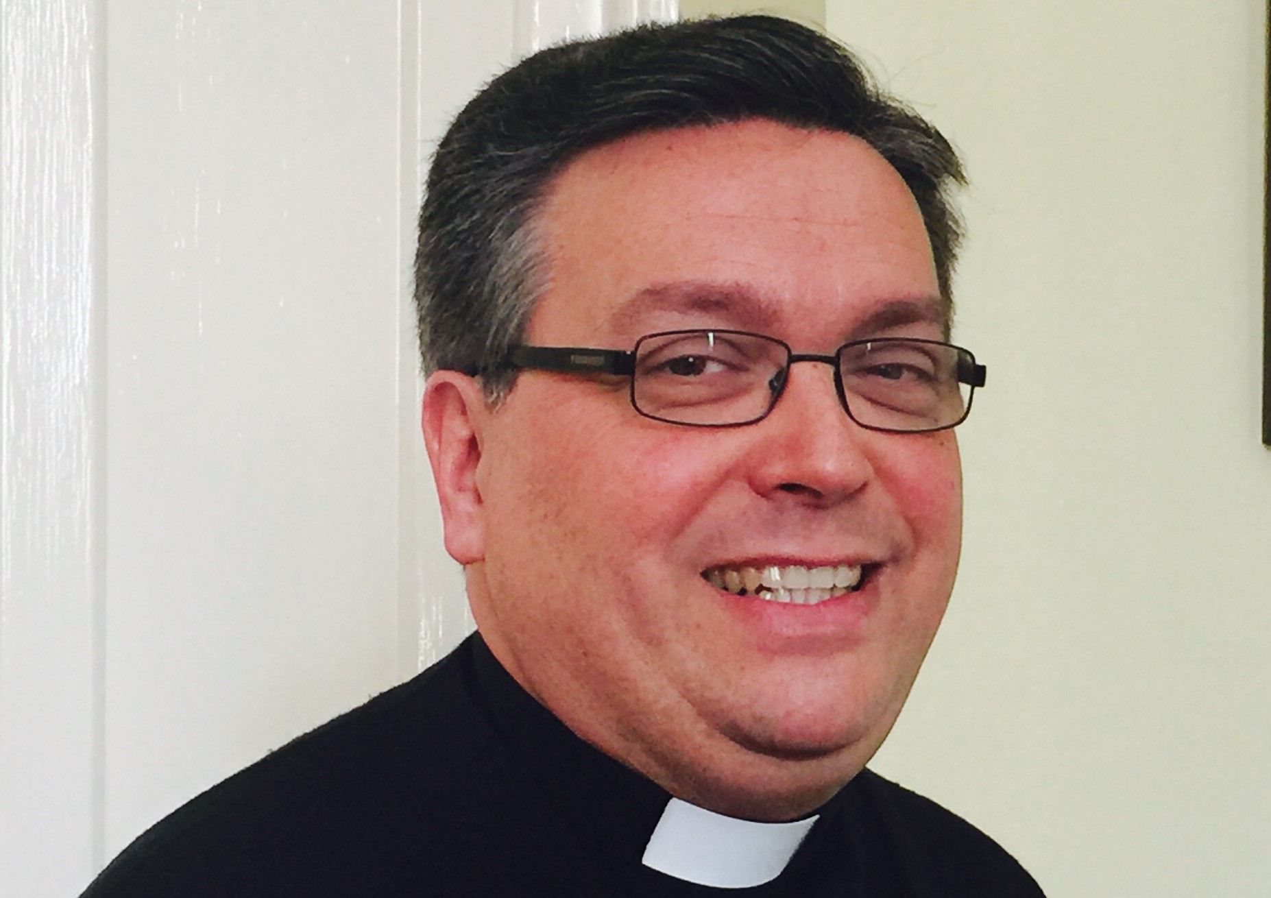 Ángel Luis Miralles, asistente eclesiástico de Hermandades y Cofradías: «Las procesiones de Semana Santa son la misericordia en la calle»