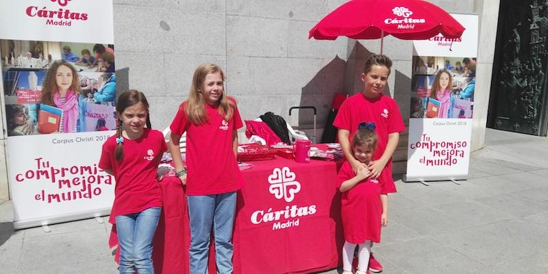 Cáritas Diocesana de Madrid instala en la catedral una mesa informativa en la festividad del Corpus Christi