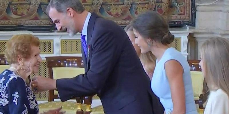 El Rey condecora a la voluntaria valenciana de Cáritas de 107 años Clotilde Veniel con la Orden del Mérito Civil