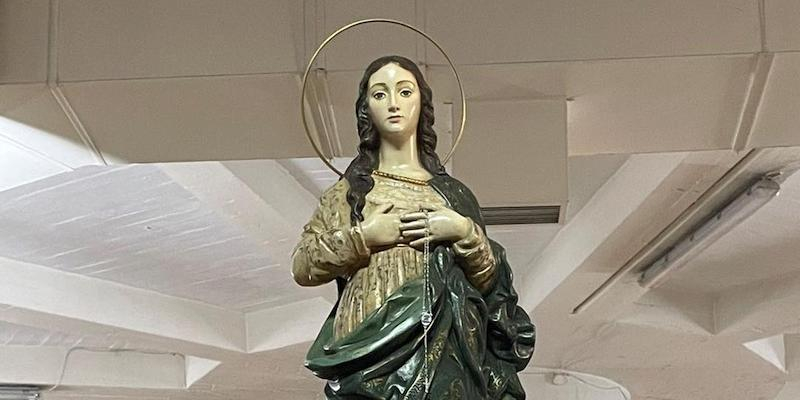 El vicario episcopal de la III administra el sacramento de la Confirmación en Nuestra Señora de los Apóstoles