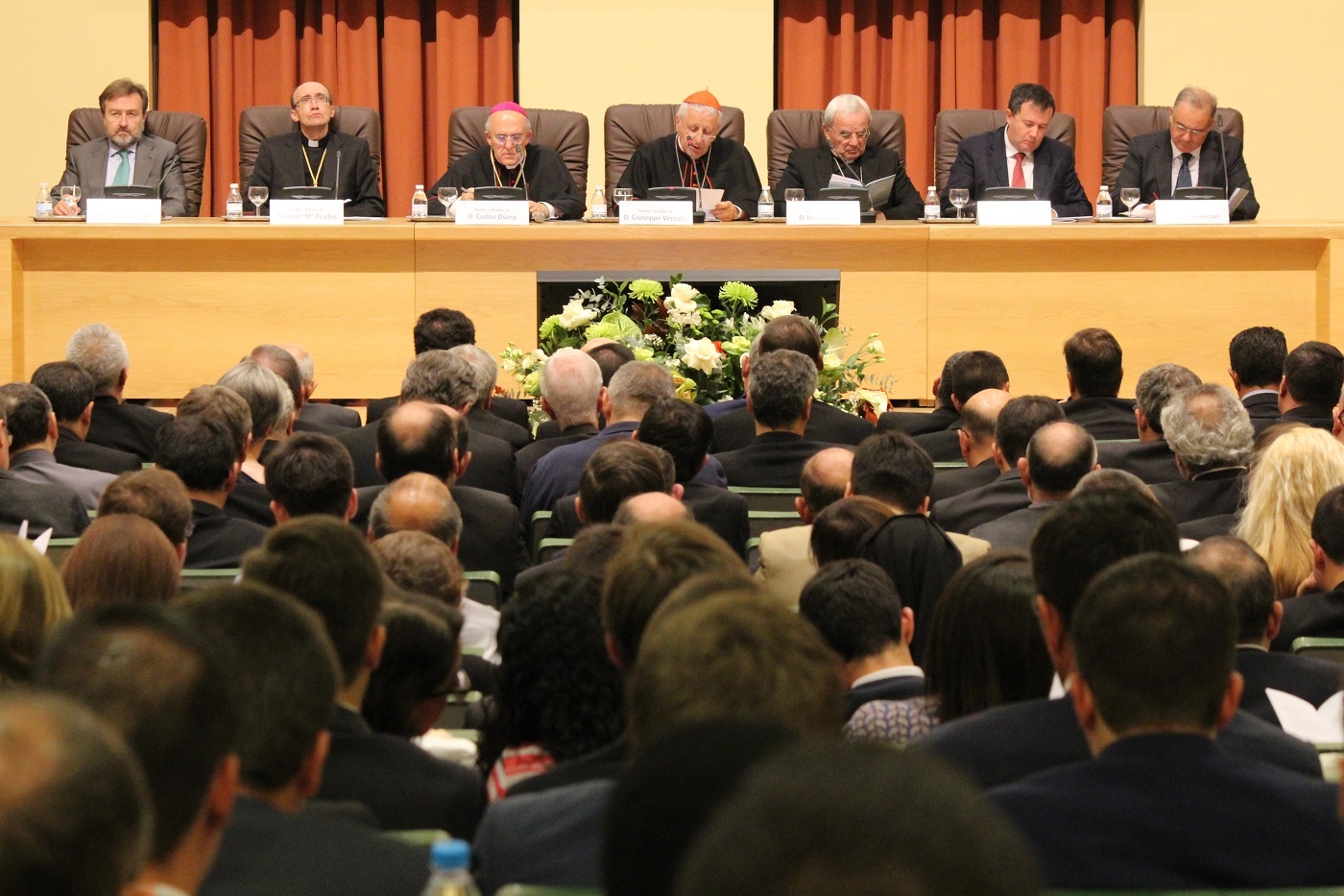 Cardenal Versaldi, en la UESD: «No podemos atrincherarnos en un catolicismo defensivo»