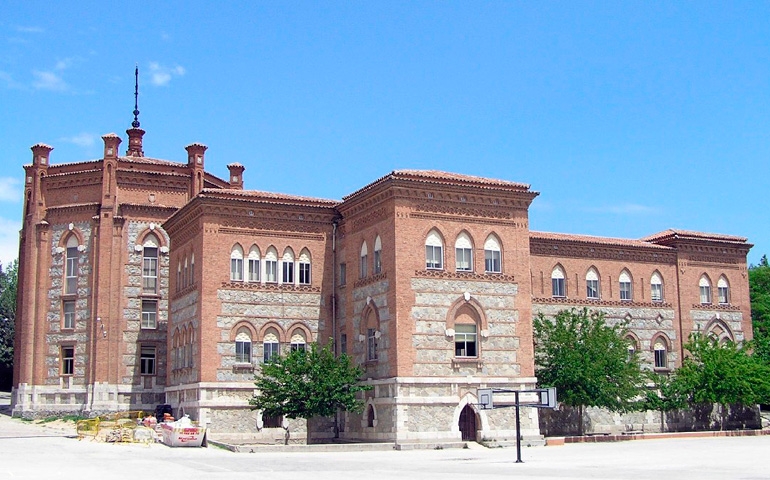 El cardenal Osoro ordena a cinco diáconos jesuitas en el colegio Nuestra Señora del Recuerdo