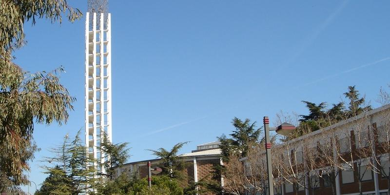 Avelino Revilla administra el sacramento de la Confirmación en San Pedro Mártir de Alcobendas