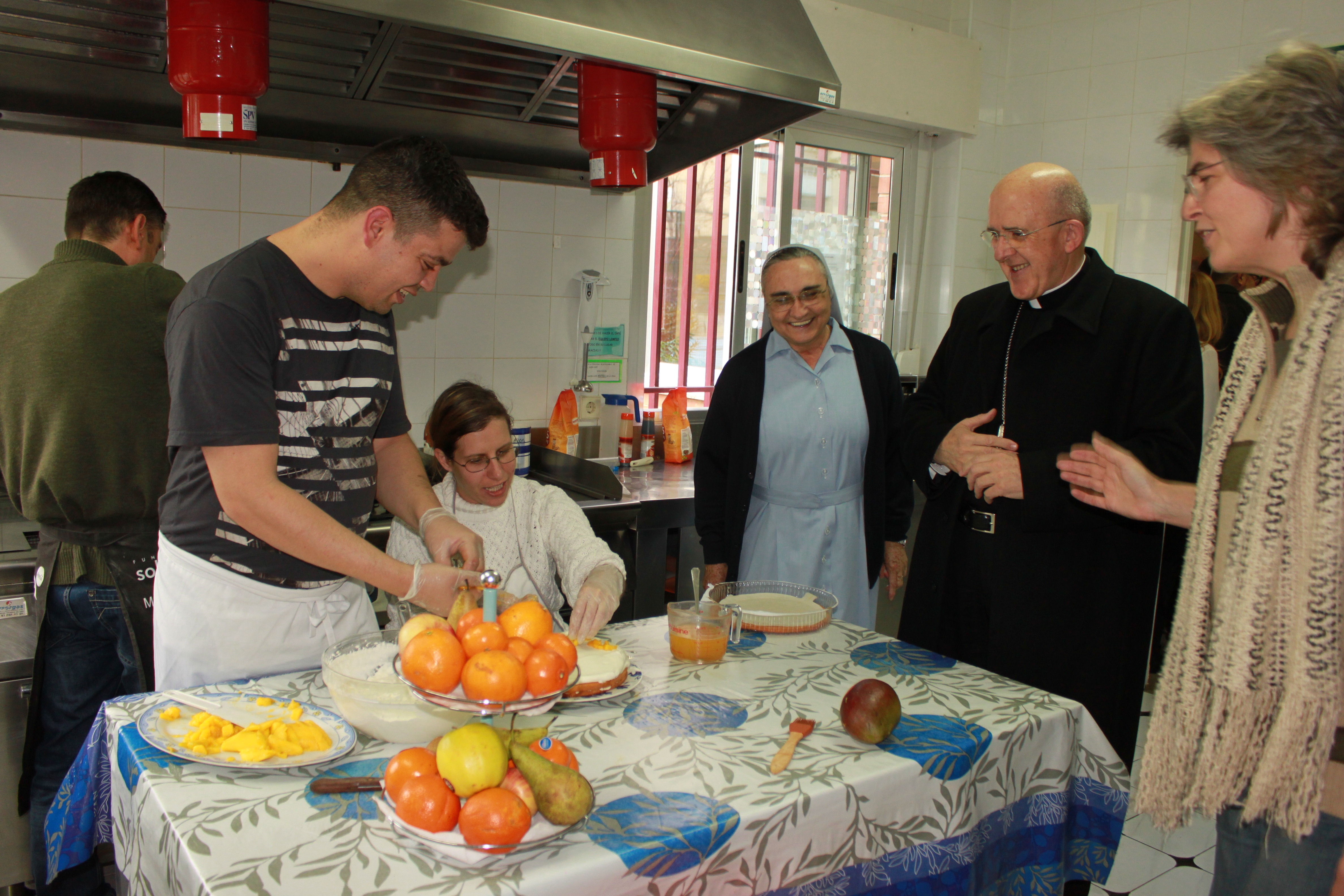 Con motivo de la reunión del Consejo General de Cáritas Diocesana, Monseñor Osoro  visita un centro residencial y dos proyectos de exclusión