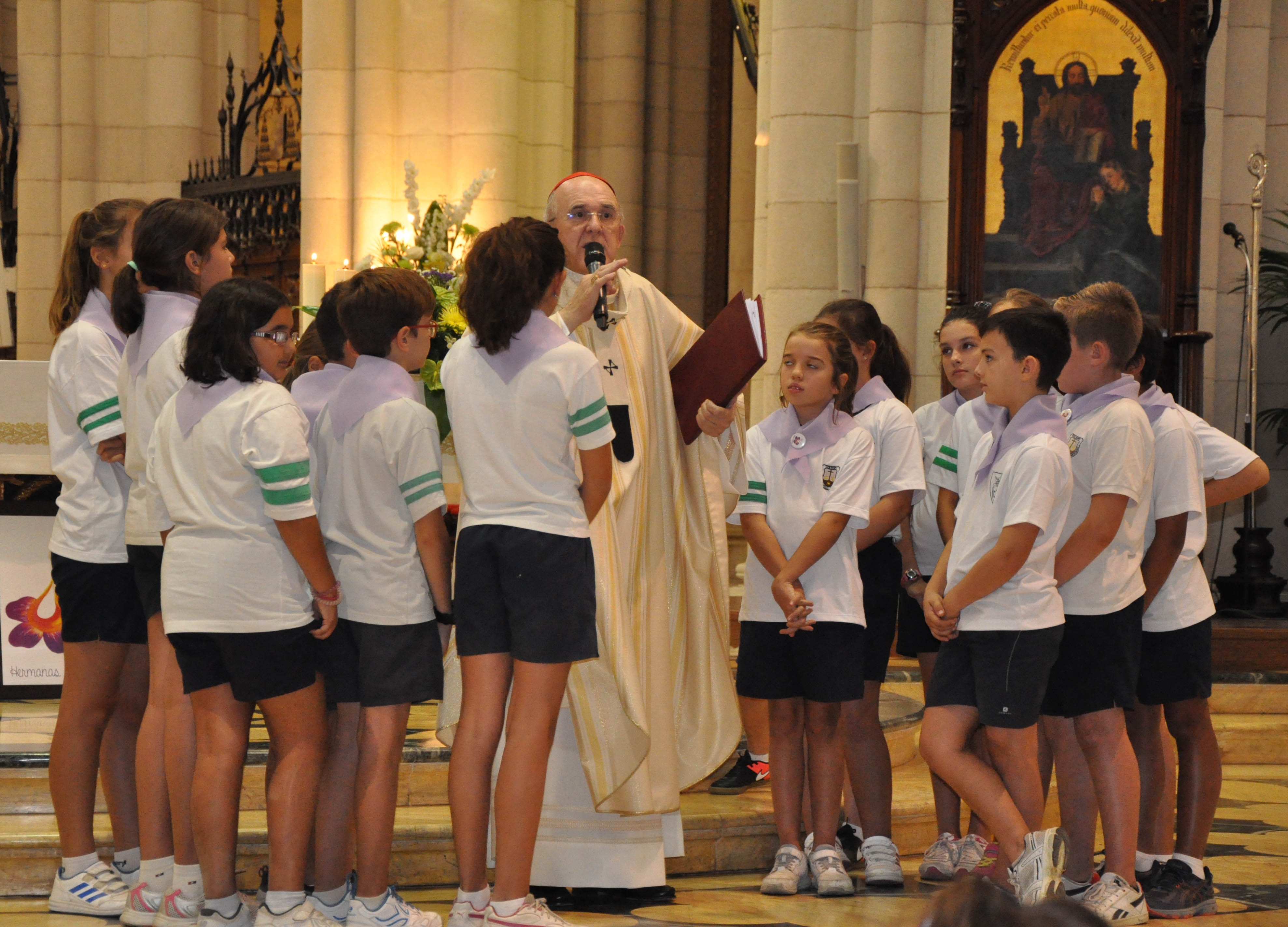 Cardenal Osoro, a 800 alumnos del colegio El Carmelo Teresiano: «Alabad, conoced y dejaos abrazar por Jesús»
