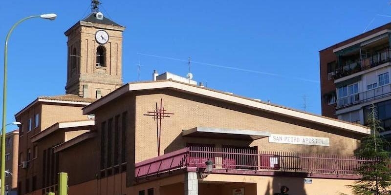 Gabriel Benedicto administra el sacramento de la Confirmación en San Pedro Apóstol de Carabanchel