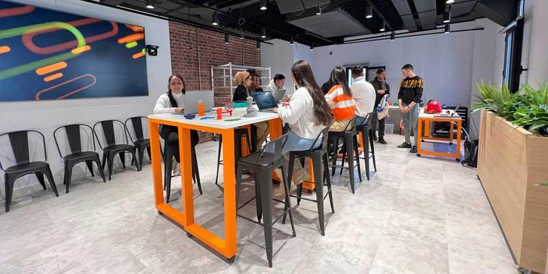 La Fundación Orange inaugura en dependencias de la Congregación de San Pedro Apóstol un centro de formación en competencias digitales
