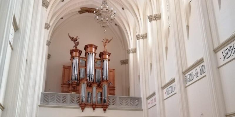 La restaurada capilla del Seminario Conciliar acoge una solemne Eucaristía presidida por el cardenal Osoro