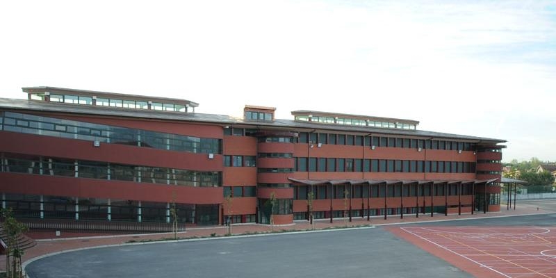 El padre Ángel Camino, OSA, imparte el sacramento de la Confirmación en el colegio de los agustinos de Los Negrales